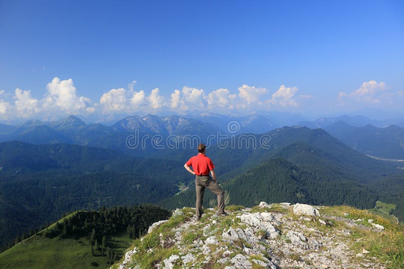Montañero en la cima de una montaña imágenes de archivo libres de regalías Montañero en la cima de una montaña imágenes de archivo libres de regalías