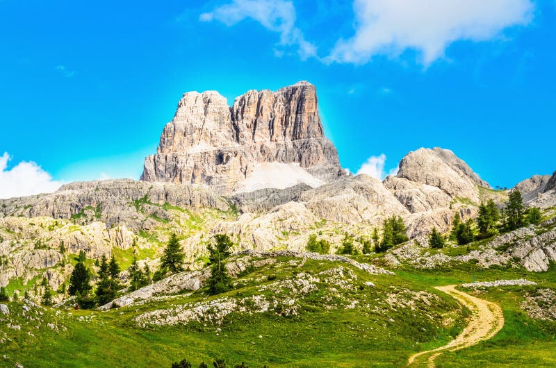 Monte Averau mointain i Dolomites, nordliga Italien royaltyfri bild Monte Averau mointain i Dolomites, nordliga Italien royaltyfri bild