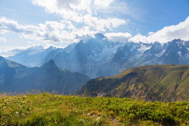 Mont Blanc ή Monte Bianco με φόντο το φως, ιταλική πλευρά στοκ φωτογραφία