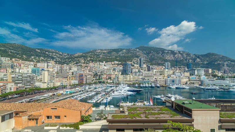 Monte carlo city aerial panorama timelapse hyperlapse. λιμάνι ηρακλή από την κορυφή. στοκ φωτογραφία