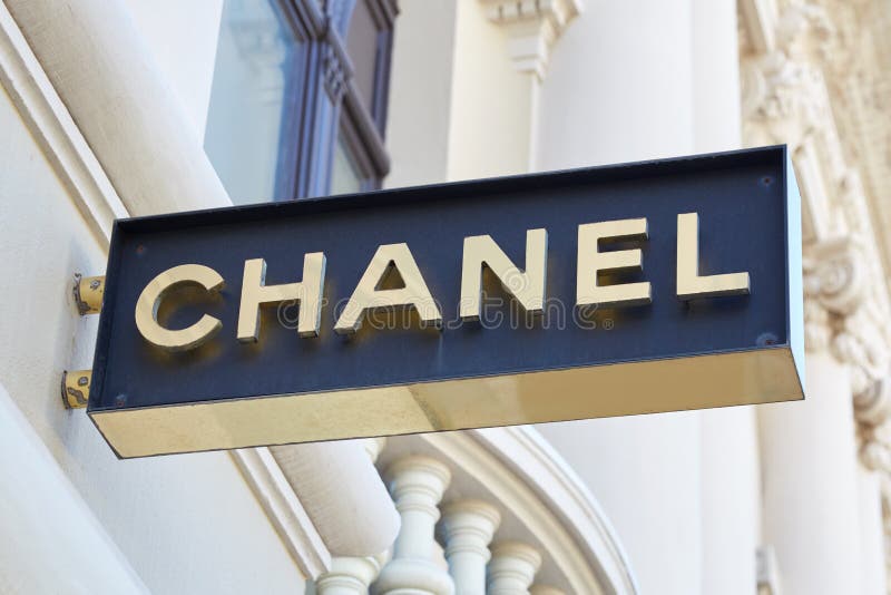 Paris, France, Women Shoppers, WIndow Shopping Street, Chanel Luxury  Fashion Brands Shops, LVMH on Avenue Montaigne Stock Photo - Alamy