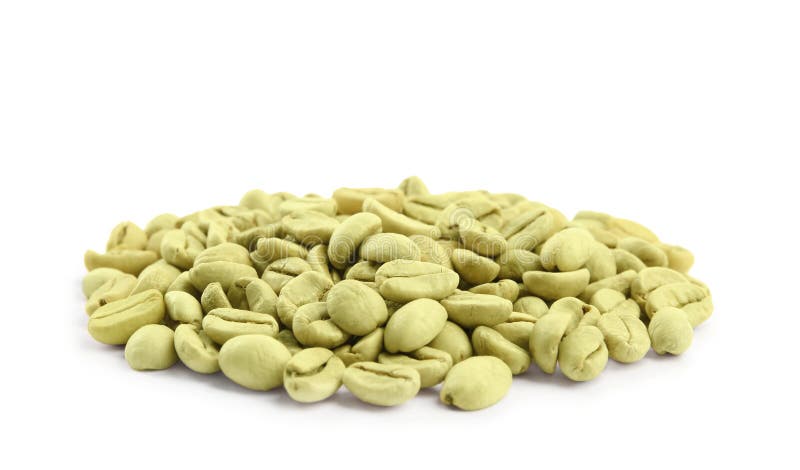 Monte de grãos de café verde isolados em branco fotografia de stock