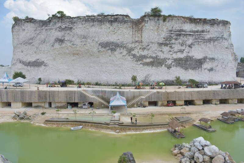 Monte de Jaddih na ilha de Madura O encanto da escavação anterior dos materiais de construção foto de stock Monte de Jaddih na ilha de Madura O encanto da escavação anterior dos materiais de construção foto de stock