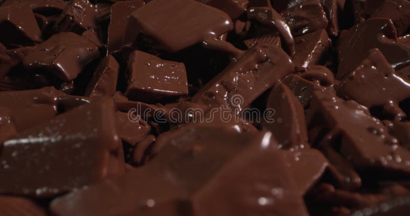 Monte de pedaços brilhantes de chocolate vestidos