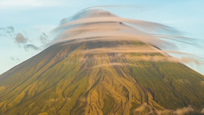 Monte el Monte Mayon en la provincia de Bicol, Filipinas Se nubla el timelapse imagenes de archivo Monte el Monte Mayon en la provincia de Bicol, Filipinas Se nubla el timelapse imagenes de archivo