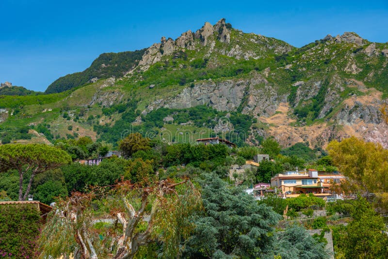 Monte epomeo-berget på italienska öischia arkivbild