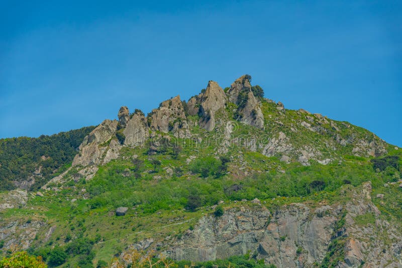 Monte epomeo-berget på italienska öischia royaltyfri fotografi