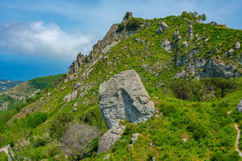 Monte epomeo-berget på italienska öischia royaltyfria bilder