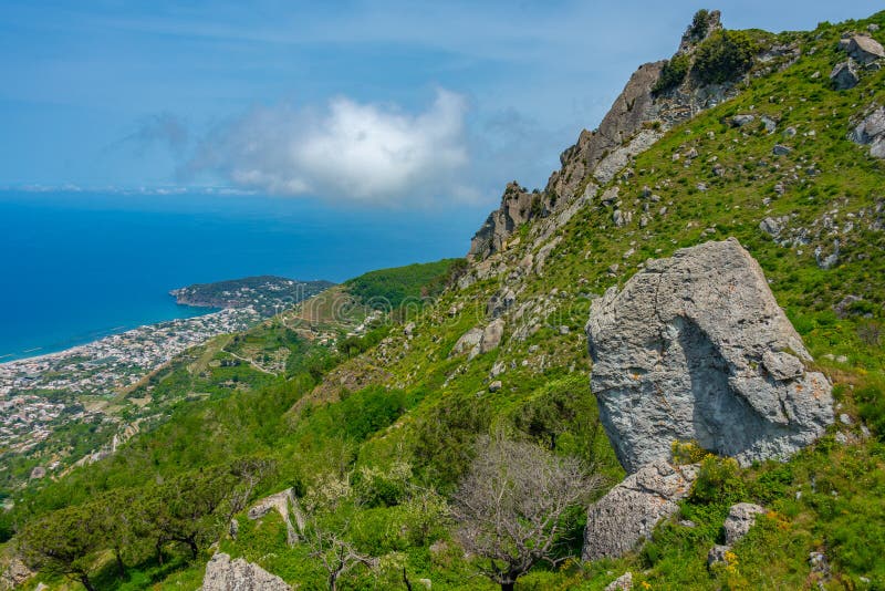 Monte epomeo-berget på italienska öischia royaltyfri fotografi