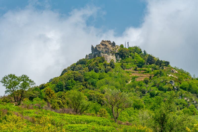 Monte epomeo-berget på italienska öischia arkivbild