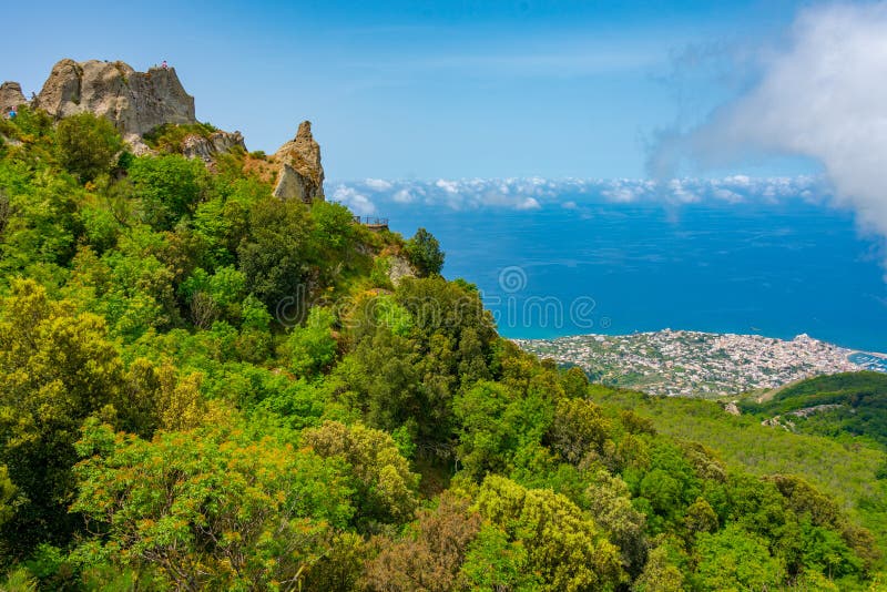 Monte epomeo-berget på italienska öischia royaltyfria bilder