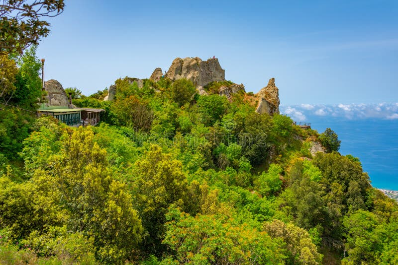 Monte epomeo-berget på italienska öischia arkivfoton