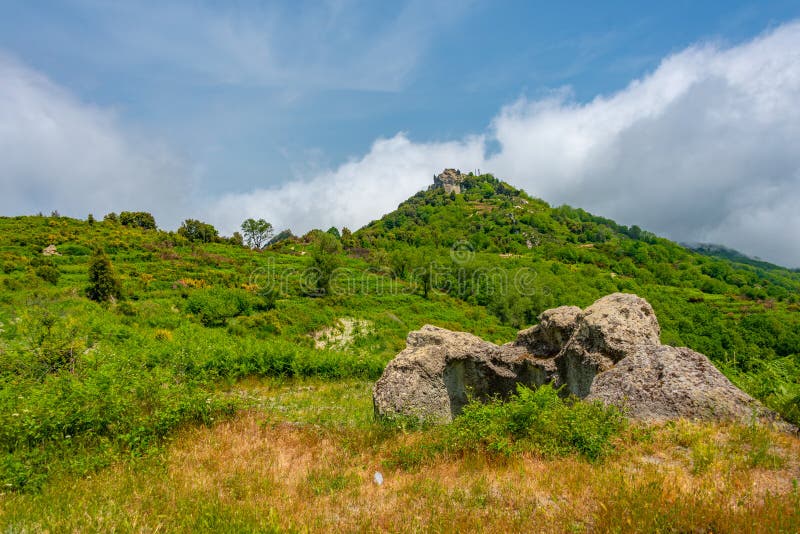 Monte epomeo-berget på italienska öischia fotografering för bildbyråer