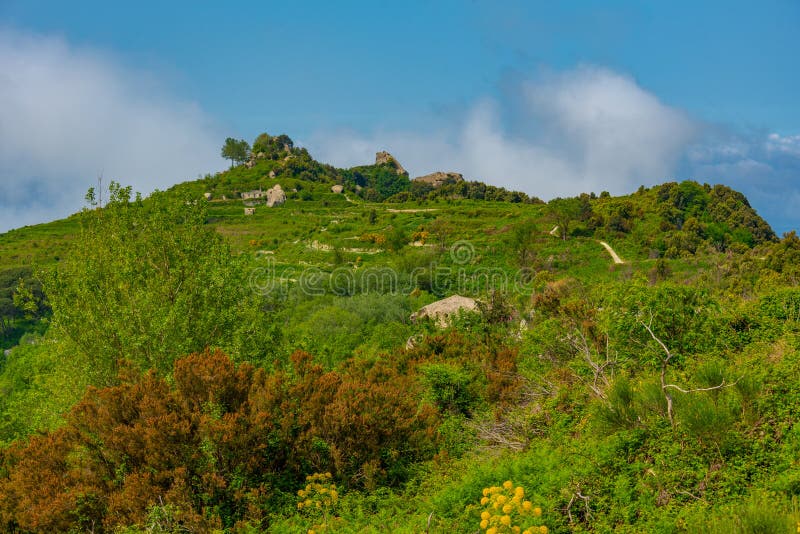 Monte epomeo-berget på italienska öischia royaltyfri bild