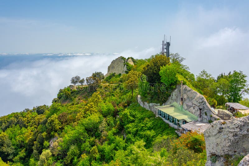 Monte epomeo-berget på italienska öischia royaltyfri fotografi