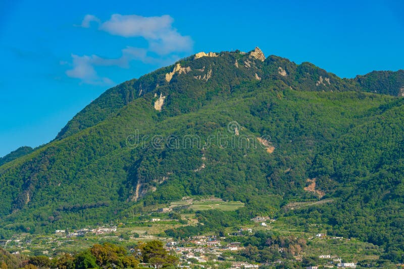 Monte epomeo-berget på italienska öischia.