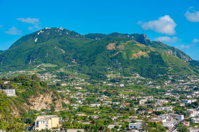 Monte epomeo-berget på italienska öischia royaltyfria bilder