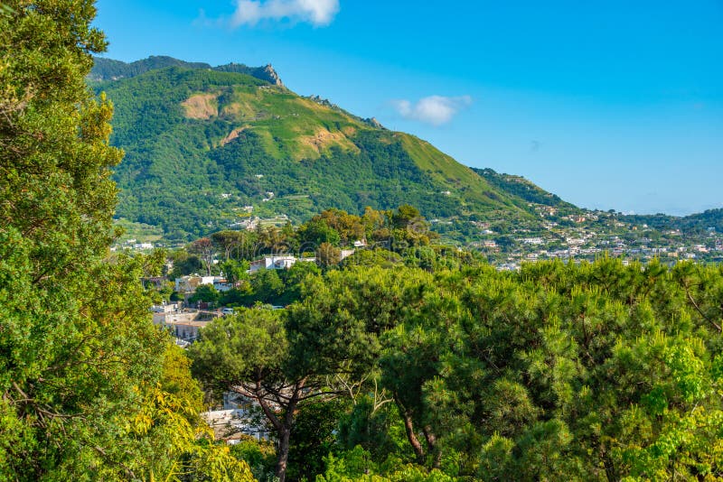 Monte epomeo-berget på italienska öischia arkivfoton