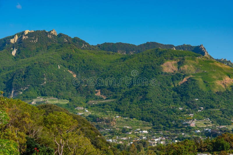 Monte epomeo-berget på italienska öischia royaltyfria foton