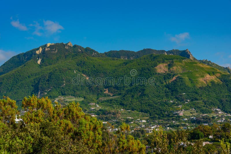 Monte epomeo-berget på italienska öischia royaltyfri bild