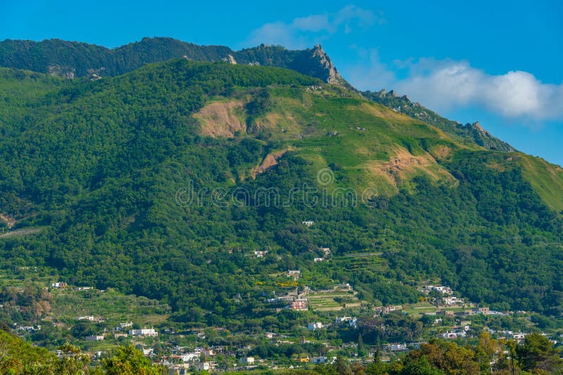 Monte epomeo-berget på italienska öischia royaltyfri foto