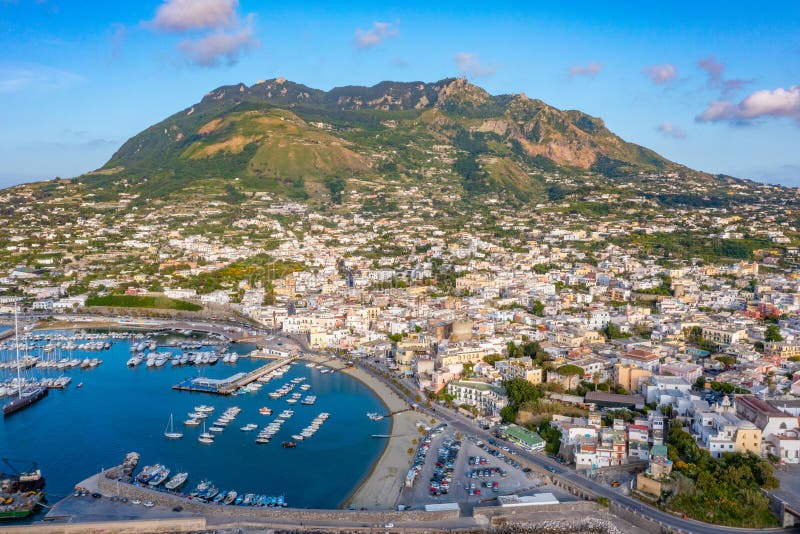 Monte epomeo över den italienska staden forio på ön ischia royaltyfria foton