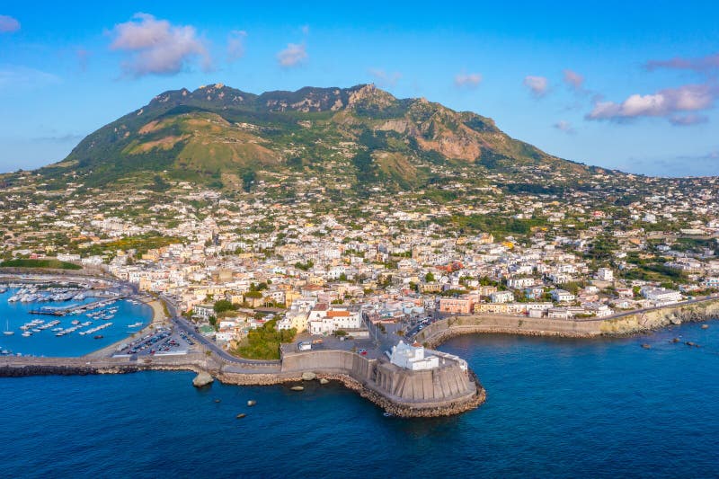 Monte epomeo över den italienska staden forio på ön ischia arkivfoton