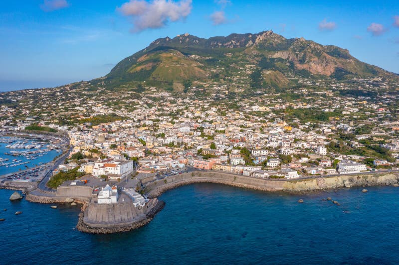 Monte epomeo över den italienska staden forio på ön ischia arkivfoton