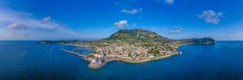 Monte epomeo över den italienska staden forio på ön ischia arkivbilder