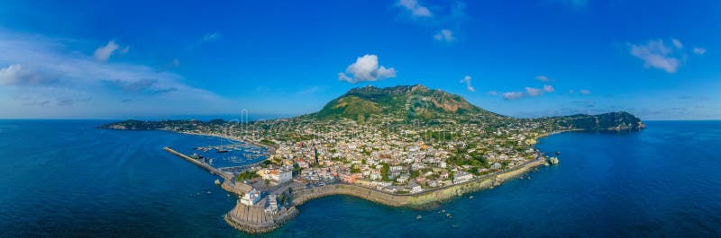 Monte epomeo över den italienska staden forio på ön ischia royaltyfri foto