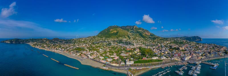 Monte epomeo över den italienska staden forio på ön ischia arkivbild