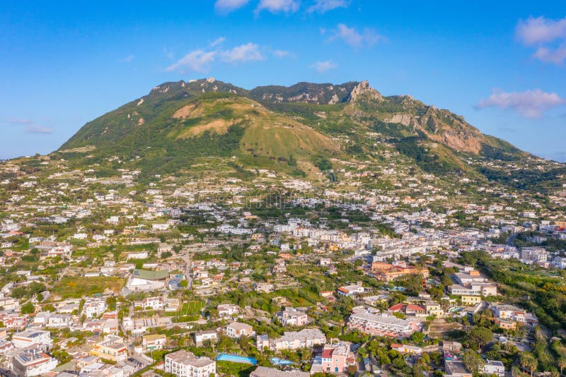 Monte epomeo över den italienska staden forio på ön ischia royaltyfri bild