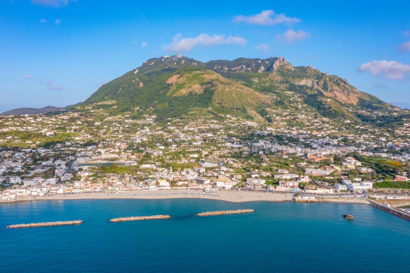 Monte epomeo över den italienska staden forio på ön ischia fotografering för bildbyråer