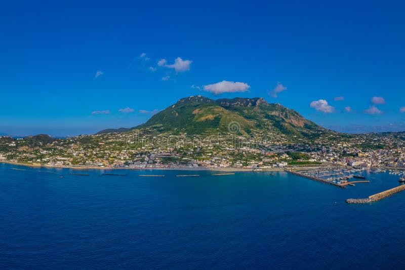 Monte epomeo över den italienska staden forio på ön ischia arkivfoton