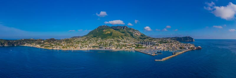 Monte epomeo över den italienska staden forio på ön ischia arkivbilder