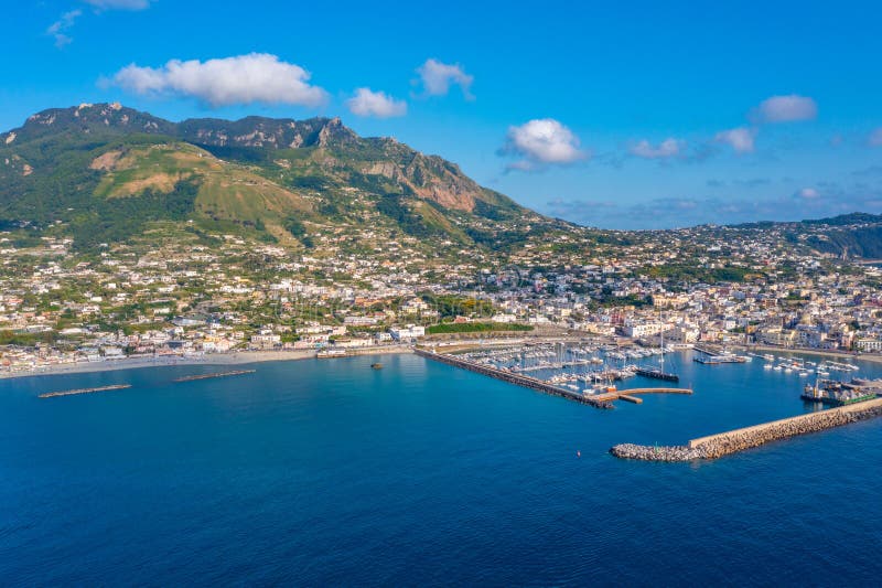 Monte epomeo över den italienska staden forio på ön ischia arkivbild