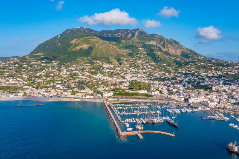 Monte epomeo över den italienska staden forio på ön ischia royaltyfri foto