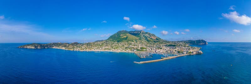 Monte epomeo över den italienska staden forio på ön ischia arkivfoton