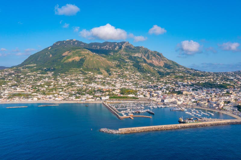 Monte epomeo över den italienska staden forio på ön ischia arkivfoto