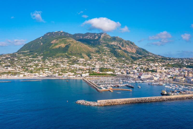 Monte epomeo över den italienska staden forio på ön ischia arkivbilder