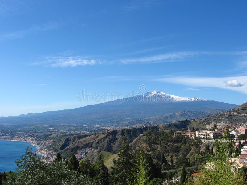 Monte Etna através do vale de Taormina foto de stock Monte Etna através do vale de Taormina foto de stock