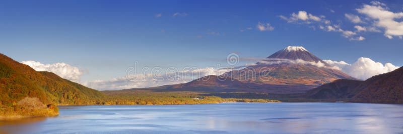 Monte Fuji e lago Motosu, Japão em uma tarde clara foto de stock royalty free Monte Fuji e lago Motosu, Japão em uma tarde clara foto de stock royalty free