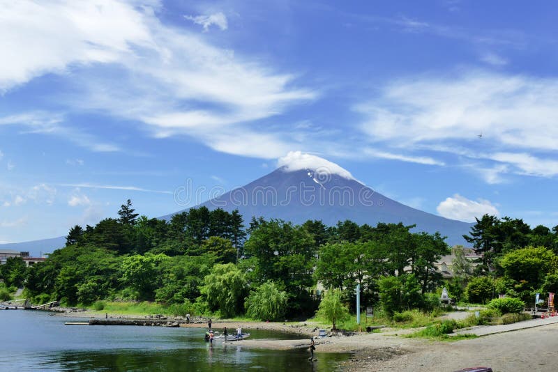 Monte Fuji tampou com uma nuvem vista de Kawaguchiko, Japão fotografia de stock Monte Fuji tampou com uma nuvem vista de Kawaguchiko, Japão fotografia de stock