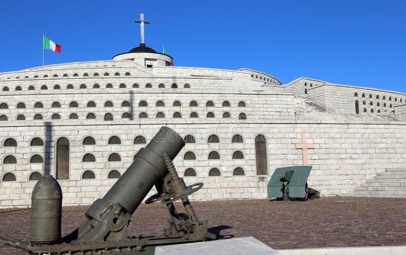 Monte Grappa (TV) Italia 8 dicembre 2015 Memoriale militare m. immagini stock Monte Grappa (TV) Italia 8 dicembre 2015 Memoriale militare m. immagini stock