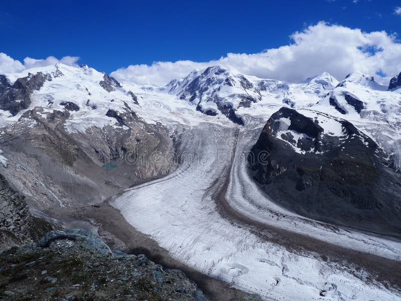 Monte Роза, ландшафт высокогорного ледника и Dufourspitze наиболее высоко устанавливают в швейцарце Альпах на ШВЕЙЦАРИИ стоковые изображения rf Monte Роза, ландшафт высокогорного ледника и Dufourspitze наиболее высоко устанавливают в швейцарце Альпах на ШВЕЙЦАРИИ стоковые изображения rf
