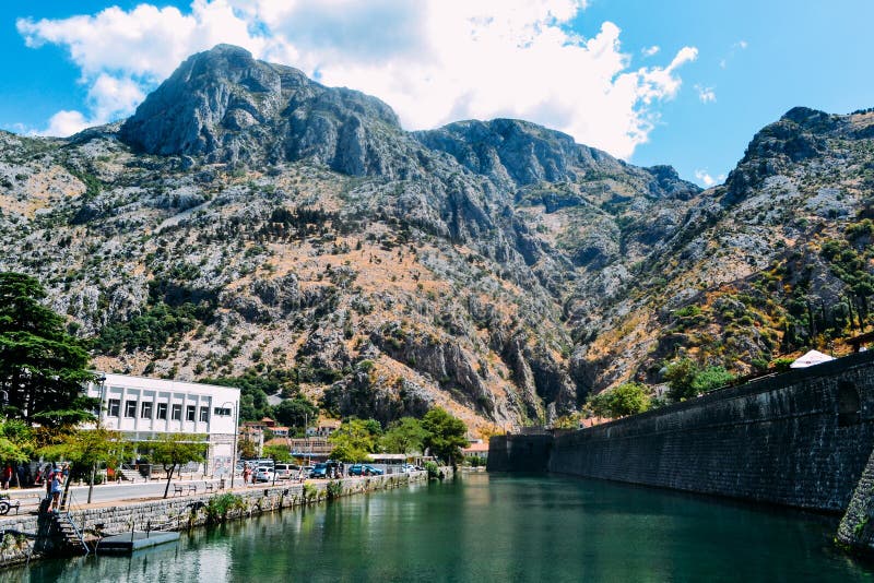 Montenegro, alte Stadt von Kotor Ansicht von Nordwänden, von Skurda-Fluss und von Riva Bastion lizenzfreie stockfotografie Montenegro, alte Stadt von Kotor Ansicht von Nordwänden, von Skurda-Fluss und von Riva Bastion lizenzfreie stockfotografie