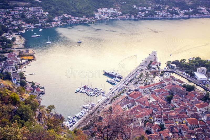montenegro Bahía de Kotor Visión desde la fortaleza en la montaña 2017 años Foto de la fortaleza en la montaña foto de archivo libre de regalías montenegro Bahía de Kotor Visión desde la fortaleza en la montaña 2017 años Foto de la fortaleza en la montaña foto de archivo libre de regalías