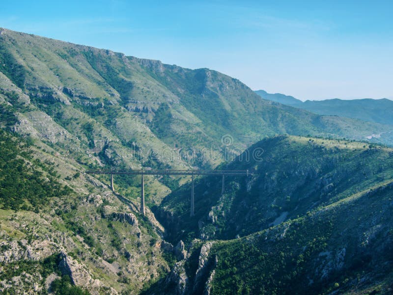 Montenegro berglandschap en blauwe hemel, Mooie aard royalty-vrije stock foto Montenegro berglandschap en blauwe hemel, Mooie aard royalty-vrije stock foto