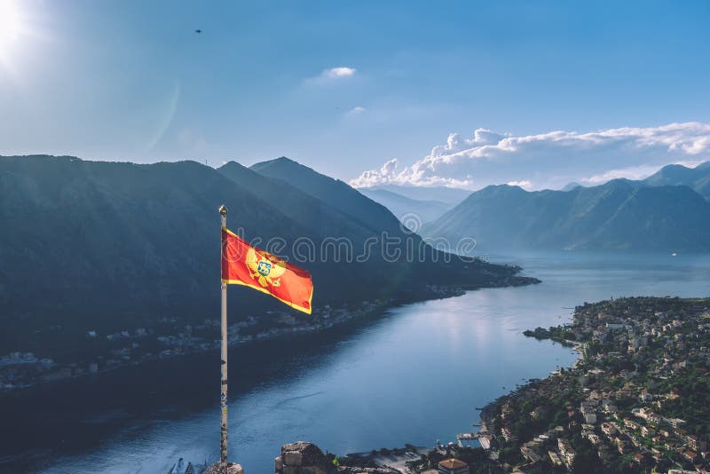 Montenegro flagga över den Kotor fjärden i Montenegro fotografering för bildbyråer Montenegro flagga över den Kotor fjärden i Montenegro fotografering för bildbyråer