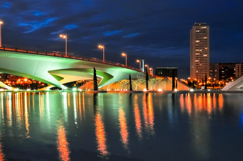 Monteolivete przerzuca most puente przy nocą, Walencja, Hiszpania zdjęcie stock